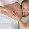 Когда начинаются шевеления плода при беременности и как их распознать?